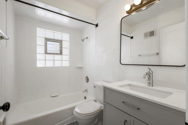 2240 W Lawn AVENUE, Milwaukee, WI 53209