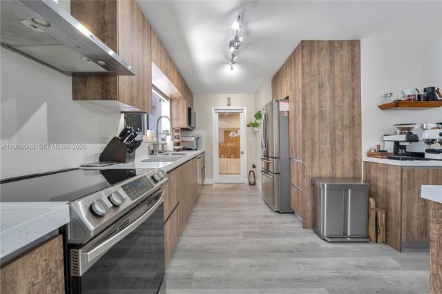 230 NE 212th St, Miami, FL 33179