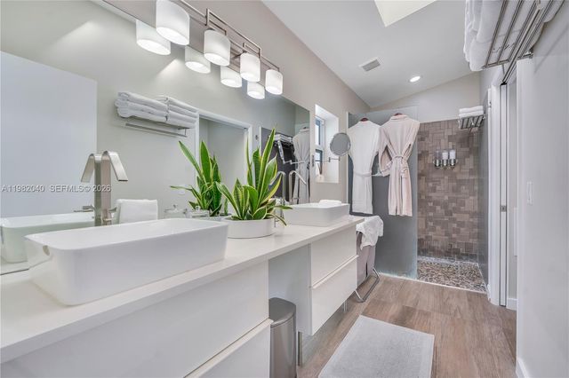 230 NE 212th St, Miami, FL 33179