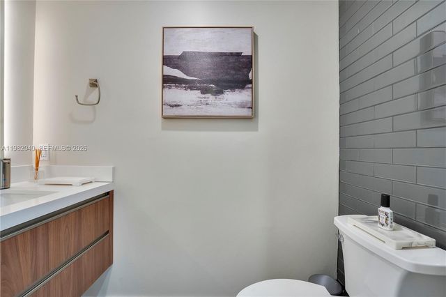 230 NE 212th St, Miami, FL 33179