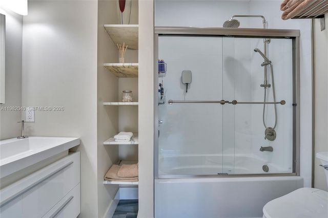 230 NE 212th St, Miami, FL 33179