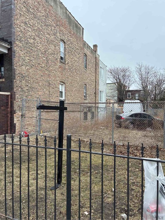 3929 W Monroe Street, Chicago, IL 60624