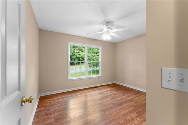 12 Lamplighter Cove NW, Cartersville, GA 30120