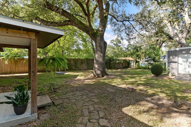 232 Laurel Street, Lake Jackson, TX 77566