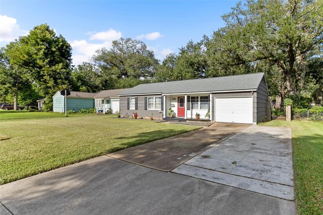 232 Laurel Street, Lake Jackson, TX 77566