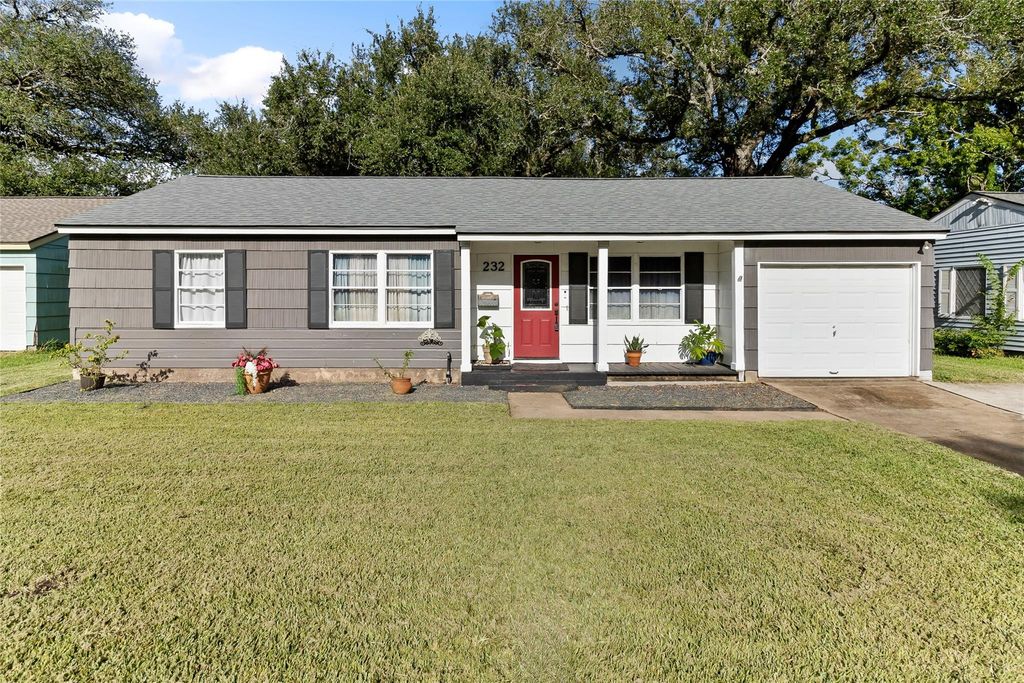 232 Laurel Street, Lake Jackson, TX 77566