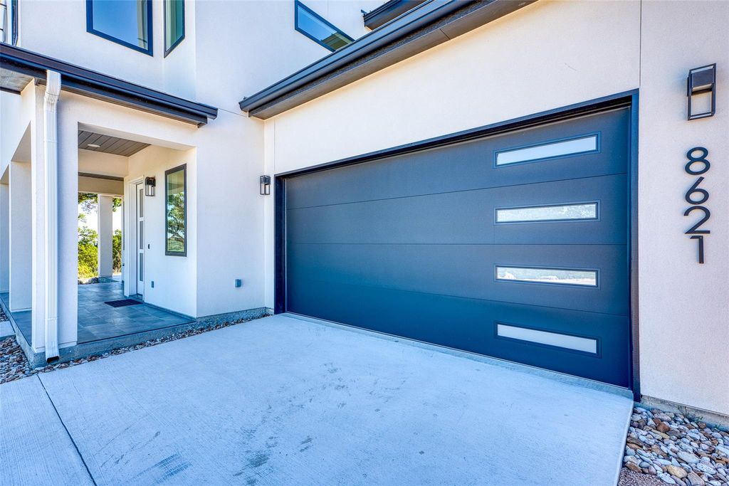 8621 Nina LN, Jonestown, TX 78645