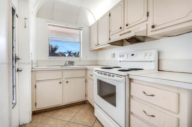 300 Layne Blvd 311, Hallandale Beach, FL 33009