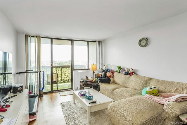 2 Bay Club 11 F, Bayside, NY 11360