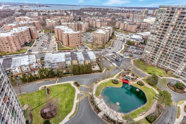 2 Bay Club 11 F, Bayside, NY 11360