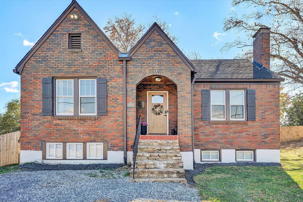 2232 Mount Regis DR, Salem, VA 24153