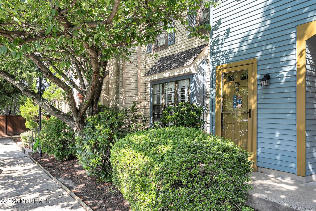 109 Dundee Court, Aberdeen, NJ 07747