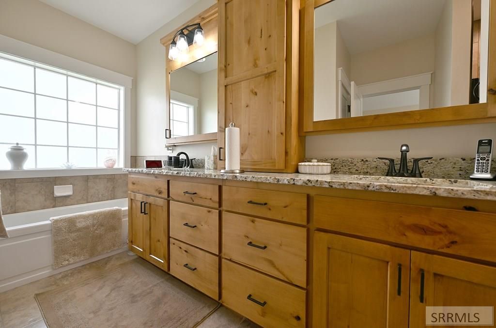 Image 9 of property listing at 4922 Torcello Drive, Ammon, ID 83406