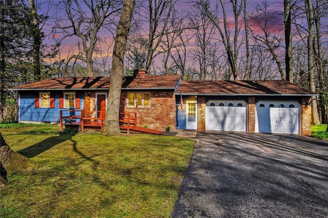 39 Hunters Run, Perinton, NY 14534