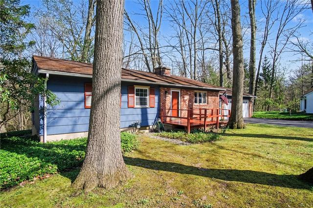 39 Hunters Run, Perinton, NY 14534