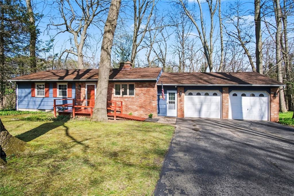 39 Hunters Run, Perinton, NY 14534