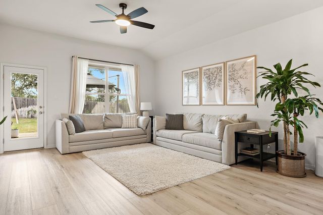 220 Castlefields ST, Hutto, TX 78634