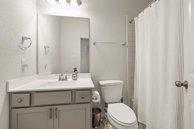 220 Castlefields ST, Hutto, TX 78634