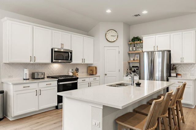 220 Castlefields ST, Hutto, TX 78634