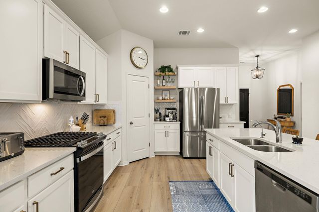 220 Castlefields ST, Hutto, TX 78634