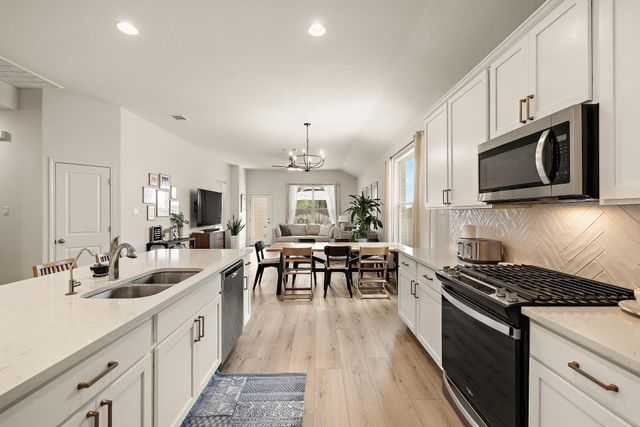 220 Castlefields ST, Hutto, TX 78634