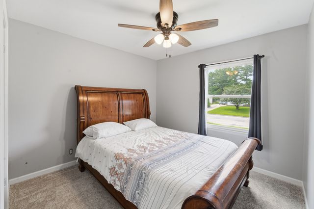 2024 N 4th Avenue E, Newton, IA 50208