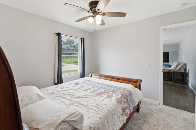 2024 N 4th Avenue E, Newton, IA 50208