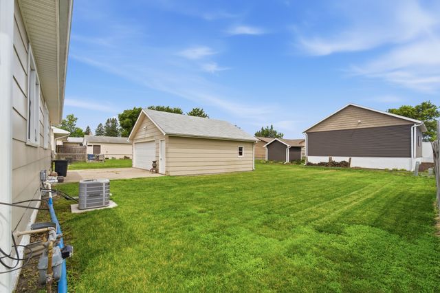 2024 N 4th Avenue E, Newton, IA 50208