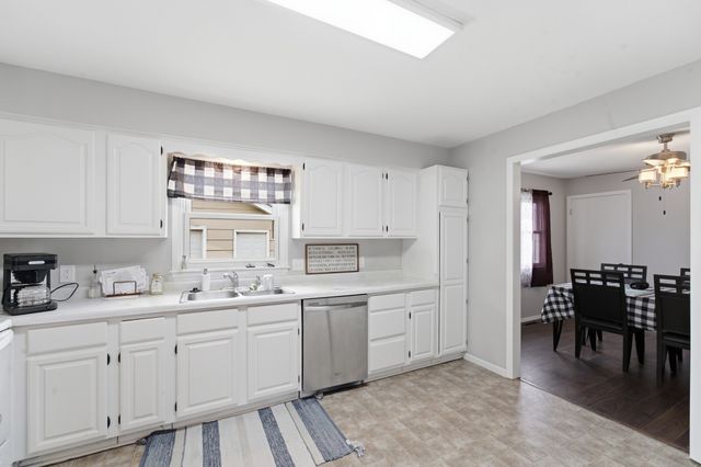 2024 N 4th Avenue E, Newton, IA 50208