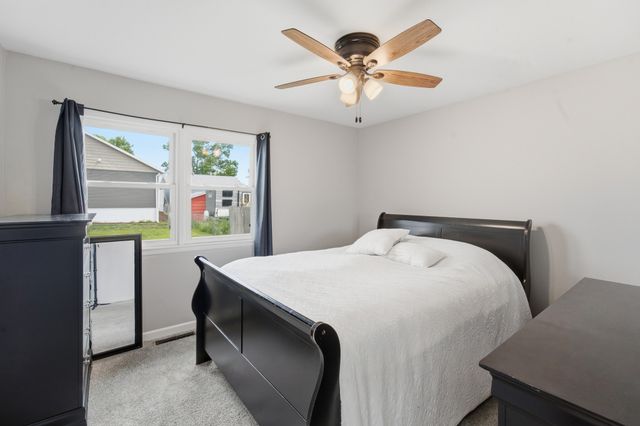 2024 N 4th Avenue E, Newton, IA 50208