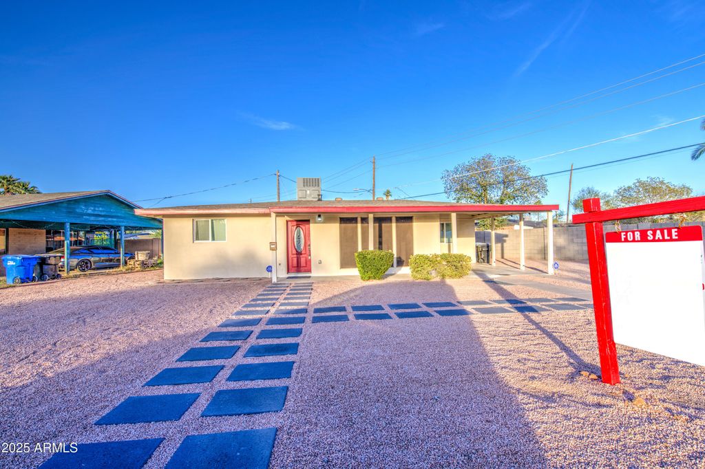 Image 3 of property listing at 314 W Monterosa Street, Phoenix, AZ 85013