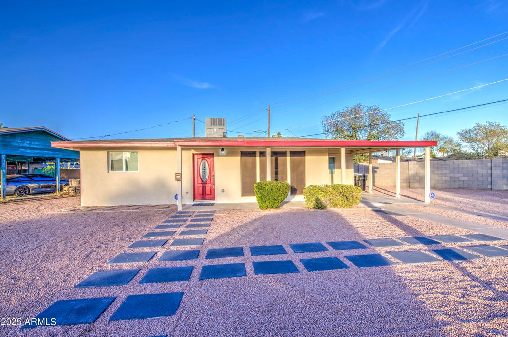 Image 4 of property listing at 314 W Monterosa Street, Phoenix, AZ 85013