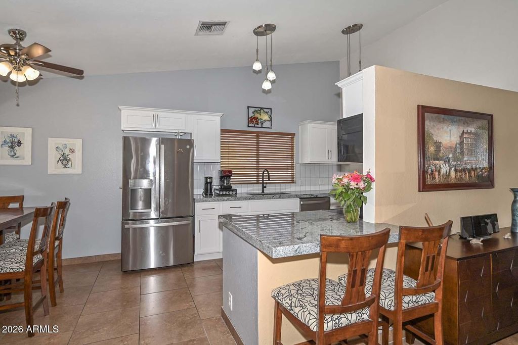 Image 17 of property listing at 7637 W DREYFUS Drive, Peoria, AZ 85381
