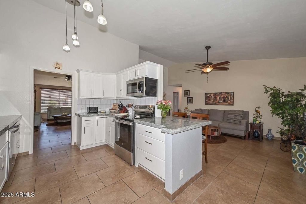 Image 18 of property listing at 7637 W DREYFUS Drive, Peoria, AZ 85381