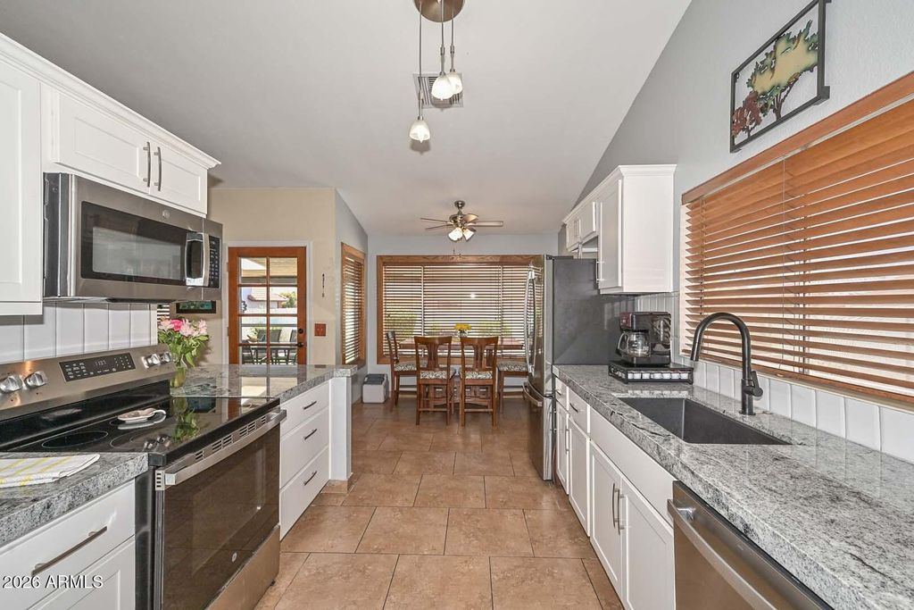 Image 19 of property listing at 7637 W DREYFUS Drive, Peoria, AZ 85381