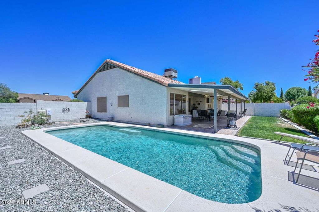 Image 3 of property listing at 7637 W DREYFUS Drive, Peoria, AZ 85381
