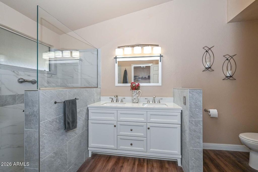 Image 4 of property listing at 7637 W DREYFUS Drive, Peoria, AZ 85381