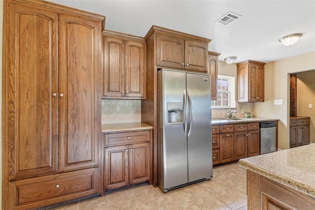 3703 Mcknight Rd, Bridge City, TX 77611