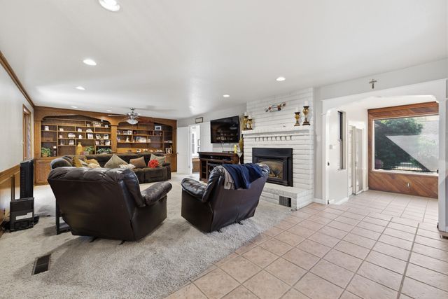 1233 Redwood Lane, Selma, CA 93662