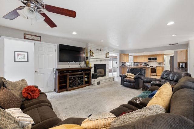 1233 Redwood Lane, Selma, CA 93662