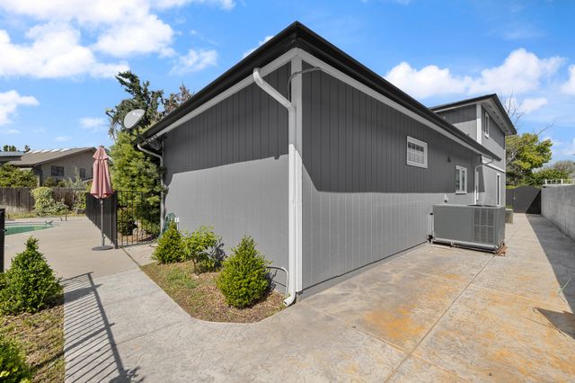 1233 Redwood Lane, Selma, CA 93662