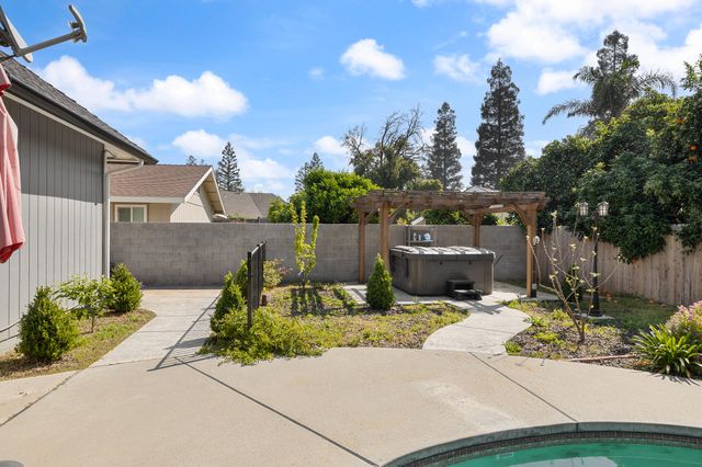1233 Redwood Lane, Selma, CA 93662