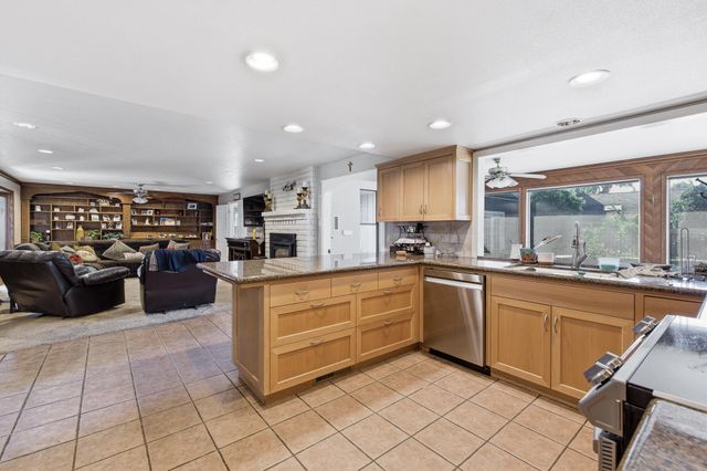 1233 Redwood Lane, Selma, CA 93662