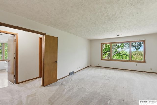 4115 N Post Road, Omaha, NE 68112