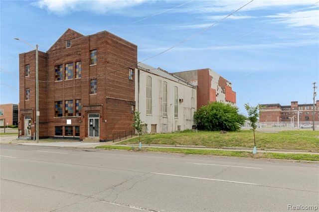 1042 E Warren Avenue, Detroit, MI 48207