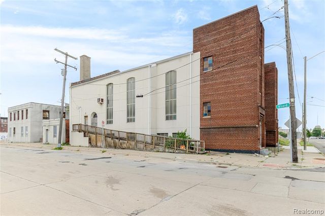 1042 E Warren Avenue, Detroit, MI 48207