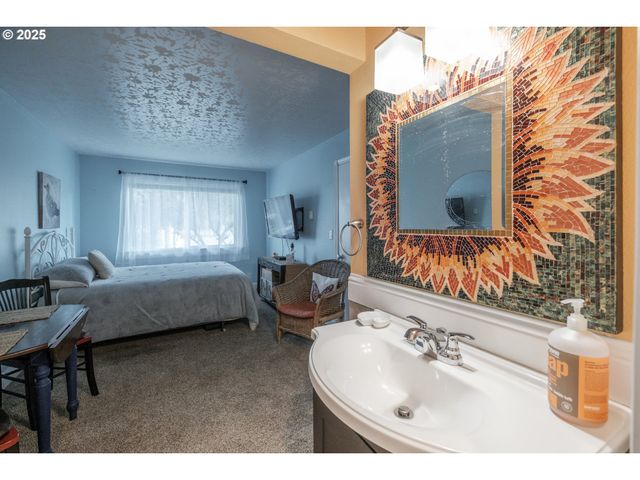 48988 S Hwy 101 130, Neskowin, OR 97149