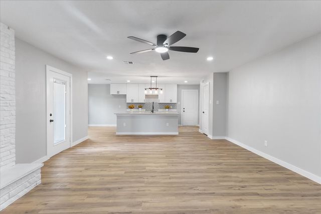 706 W Five Mile Parkway, Dallas, TX 75224