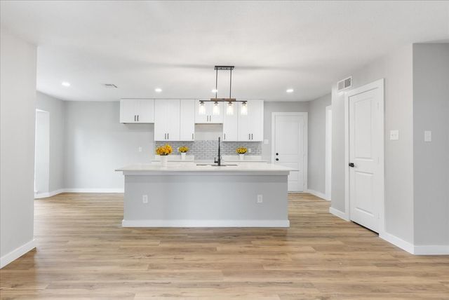706 W Five Mile Parkway, Dallas, TX 75224