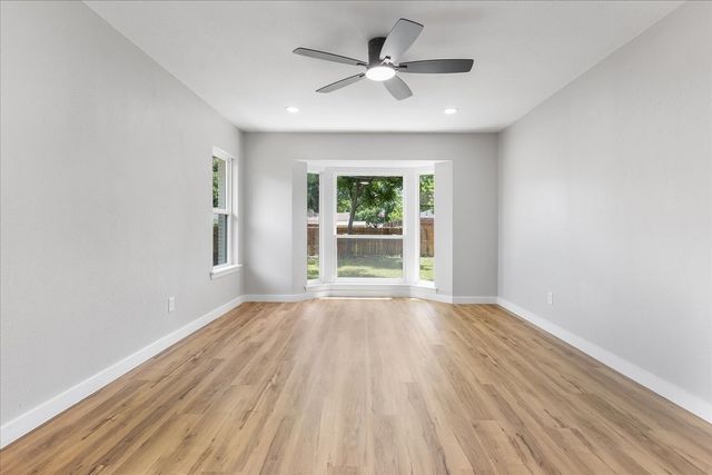706 W Five Mile Parkway, Dallas, TX 75224